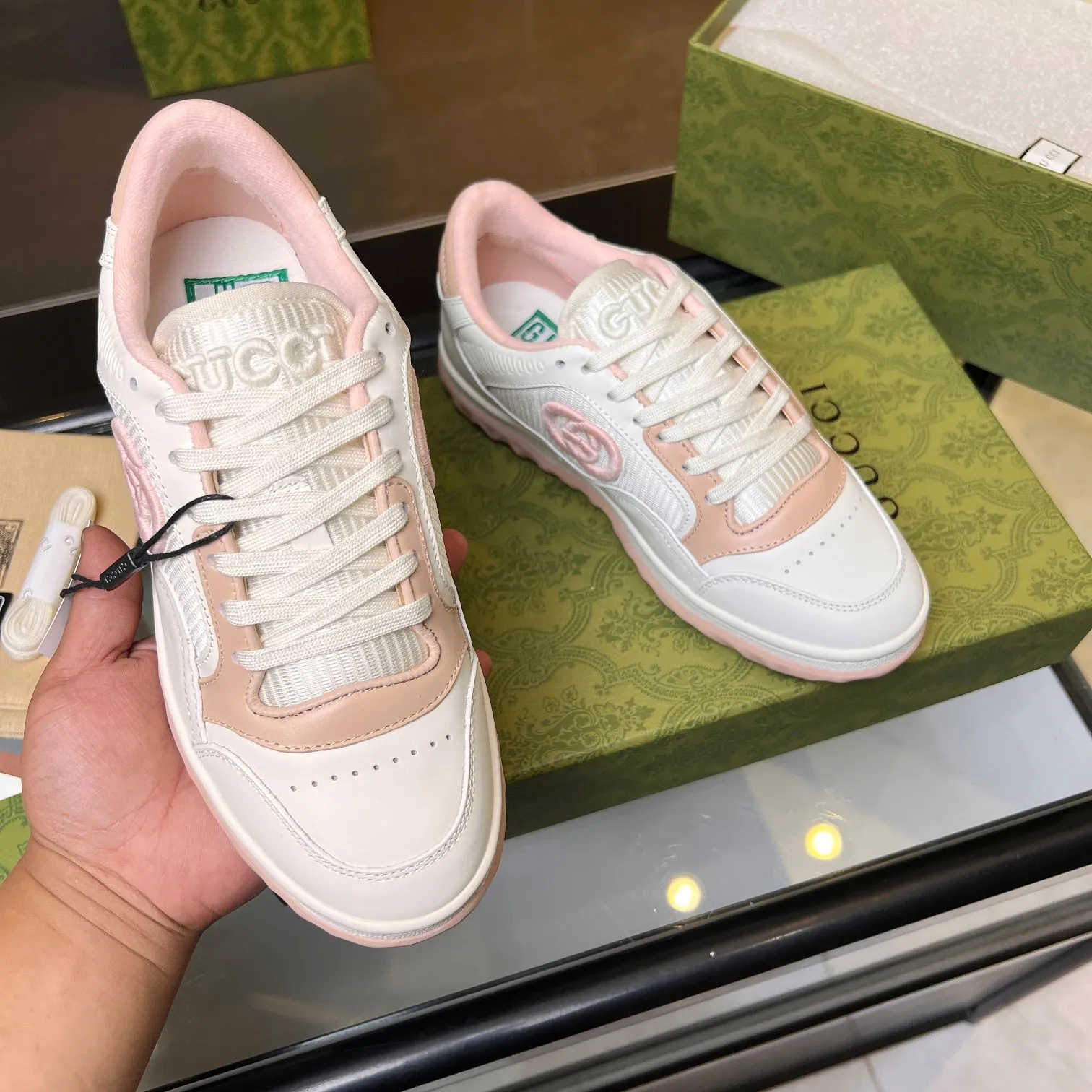 👟👟Ex-factory price 520👟👟 Top version, full styling effect, instant sales of the common practice of soft treading in the market, 💣💣💣Gucci2023 early spring Gucci G home latest hot style MAC80 sports shoes couple style casual retro distressed dirty shoes small dirty shoes small white shoes🌸🌸🌸 original purchase and development Production Gucci MAC80 new hot-selling series. The exquisite and compact interlocking double G logo romantically interprets the aesthetic concept of this series. Made of off-white leather, ▪️Material: original customized imported first-layer cowhide ▪️Inner lining: original customized imported breathable mesh ▪️Outsole: original molded two-color TPU outsole ▪️Sole thickness: 3CM ▪️Size: women's 35-40 / men's 39-45
